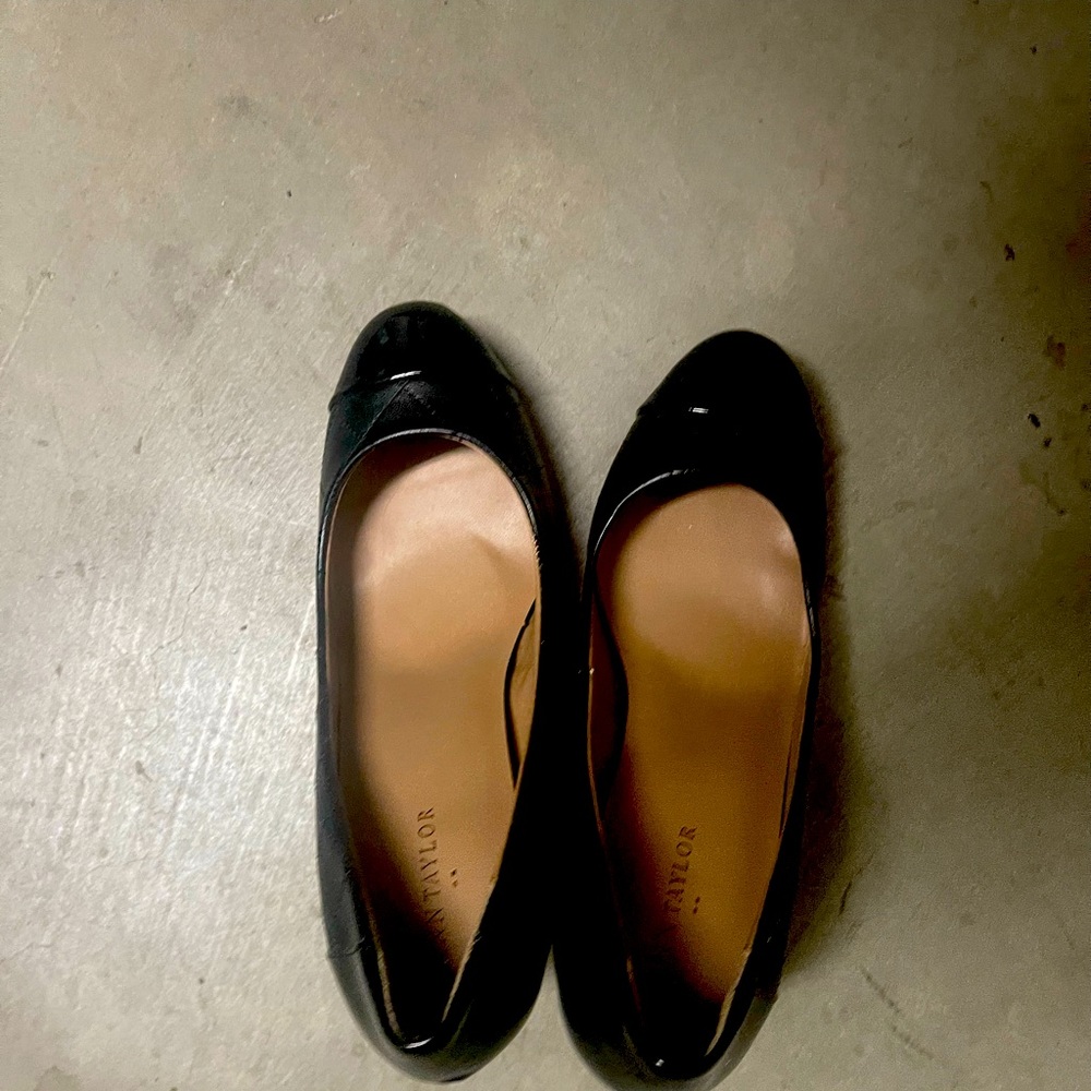 Ann Taylor size 7 black quilted pumps